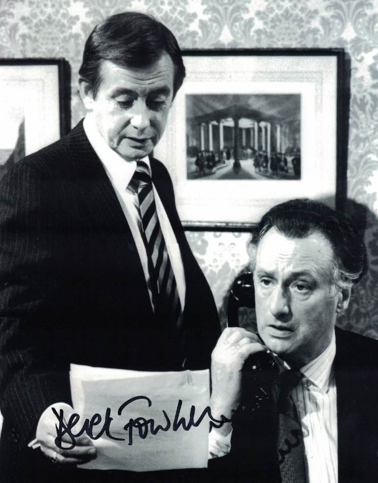 DEREK FOWLDS - Bernard Woolley in Yes Minister hand signed 10 x 8 photo