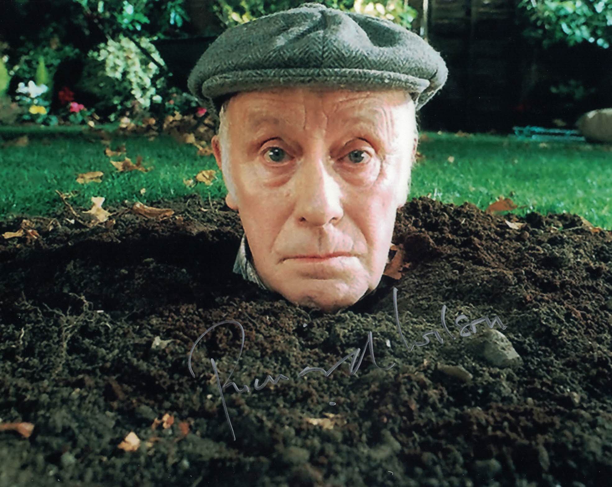 RICHARD WILSON - Victor Meldrew - One Foot In The Grave hand signed 10 x 8 photo