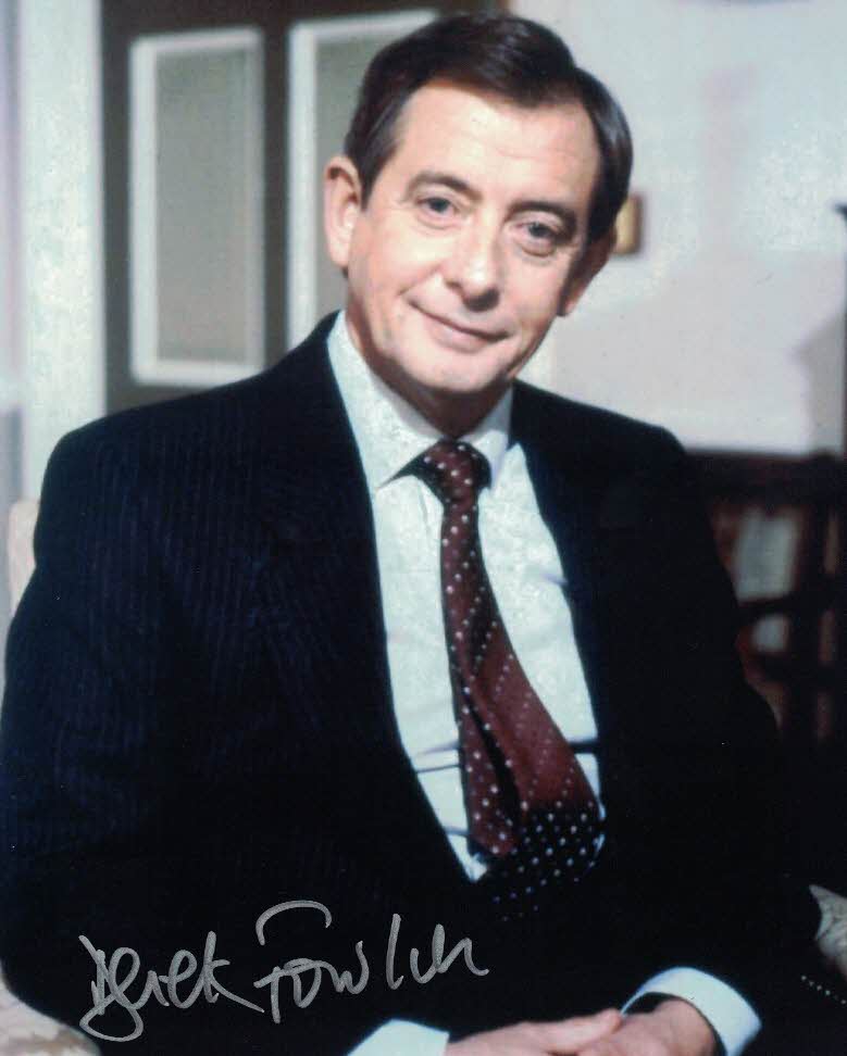 DEREK FOWLDS - Bernard Woolley in Yes Minister hand signed 10 x 8 photo