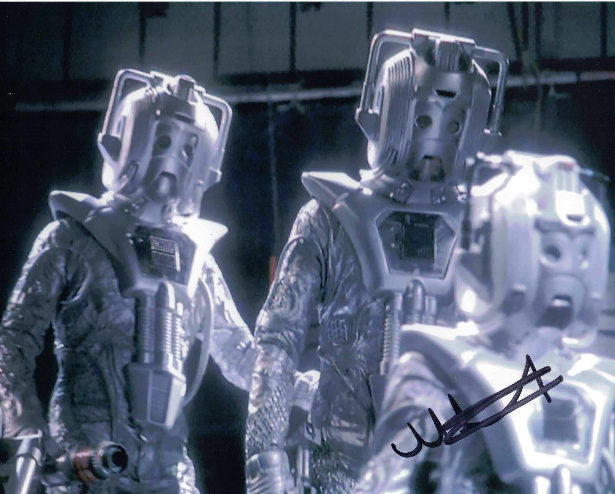 Cyberman Hand MIKE KENT - Cyberman in Doctor Who - Earthshock hand signed 10 x 8 pho ...